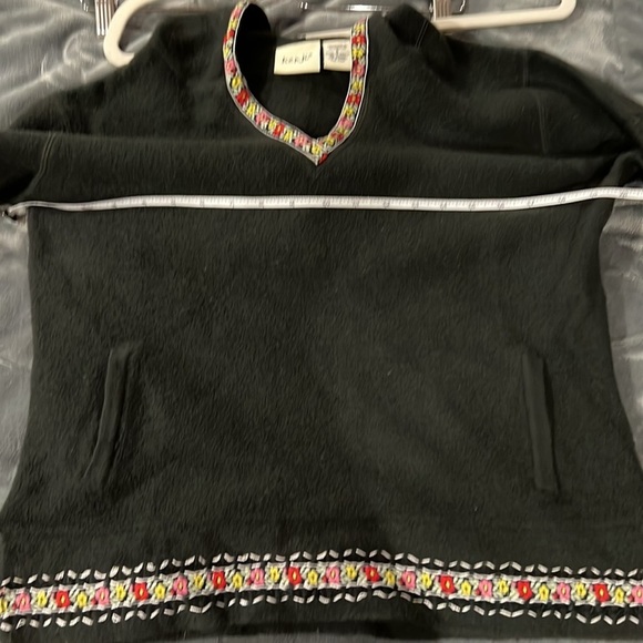 Vintage wool hooded sweater with floral trim - Picture 7 of 8